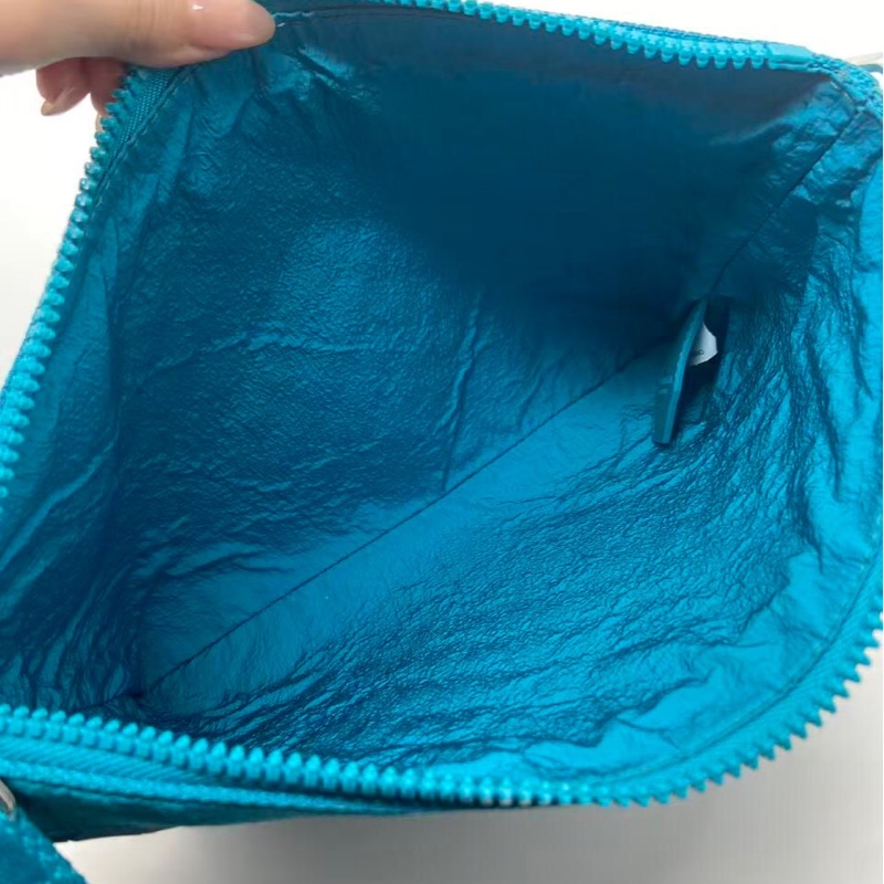 Bottega Veneta 湖水藍橡膠材質斜挎包，邊角有磨損泛黑帆布有泛黑-4