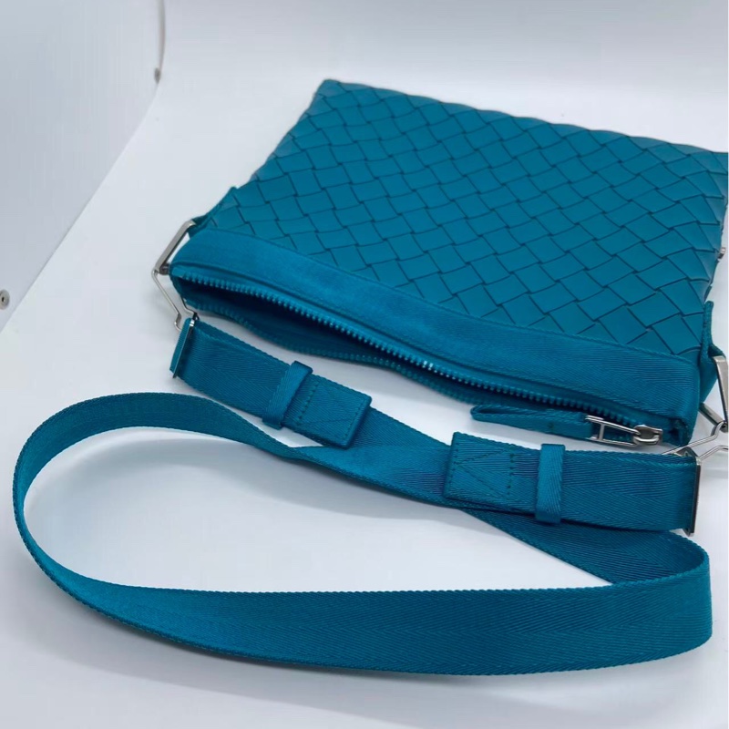 Bottega Veneta 湖水藍橡膠材質斜挎包，邊角有磨損泛黑帆布有泛黑-5