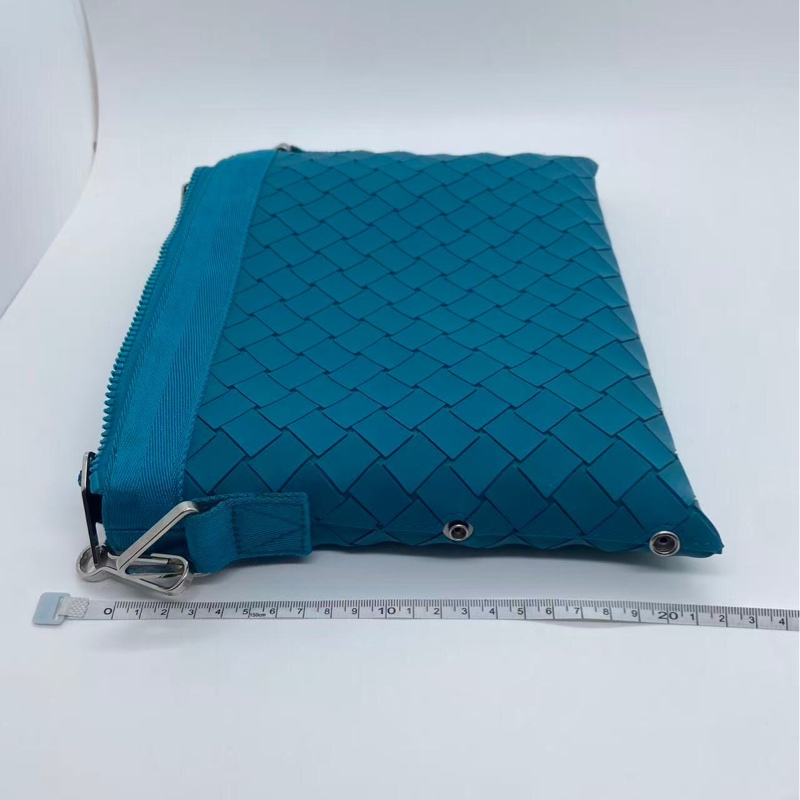 Bottega Veneta 湖水藍橡膠材質斜挎包，邊角有磨損泛黑帆布有泛黑-6