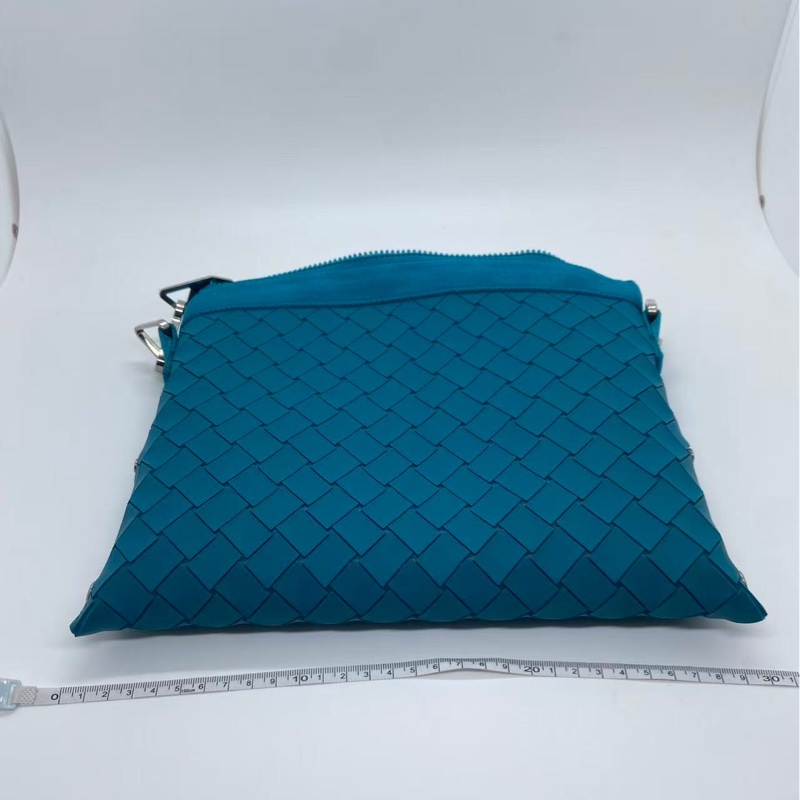 Bottega Veneta 湖水藍橡膠材質斜挎包，邊角有磨損泛黑帆布有泛黑-7