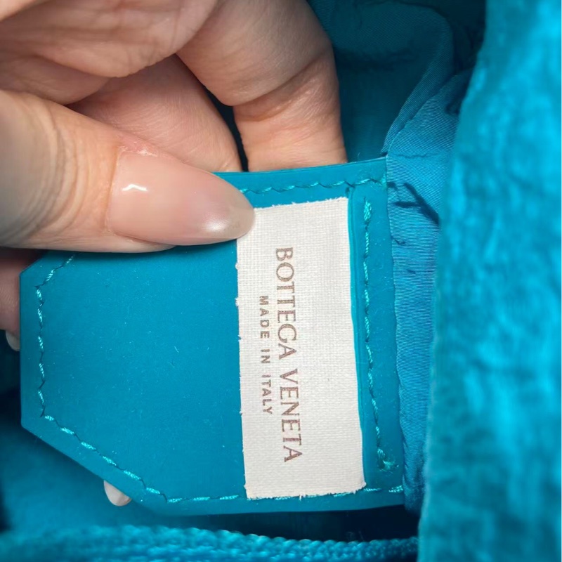 Bottega Veneta 湖水藍橡膠材質斜挎包，邊角有磨損泛黑帆布有泛黑-8