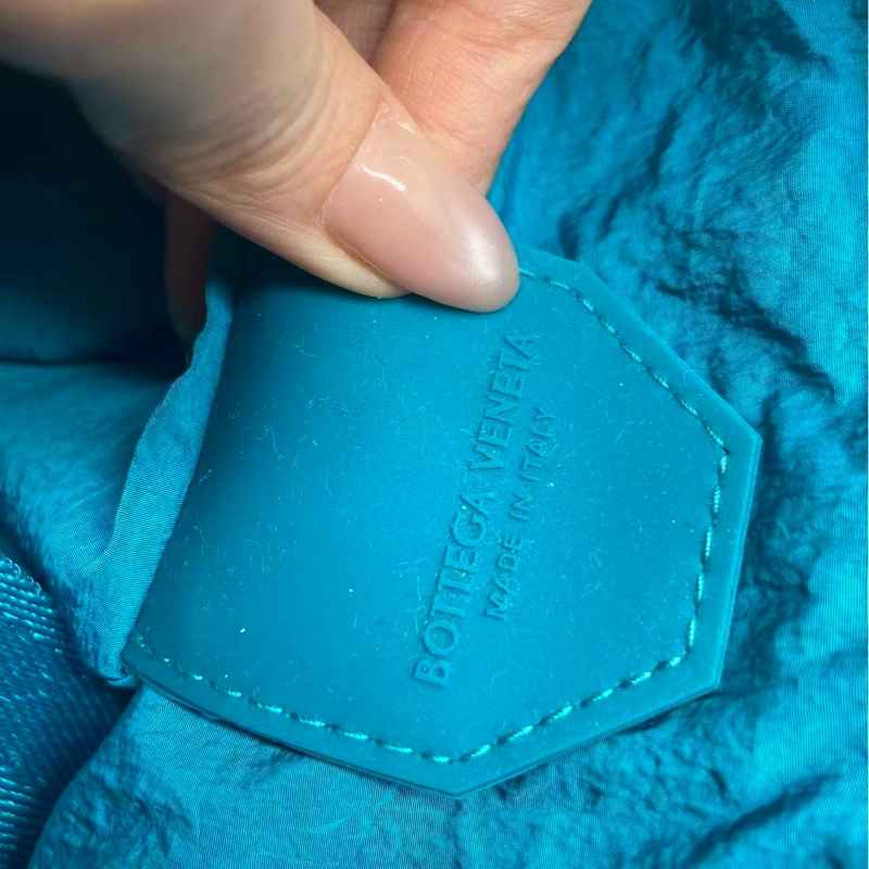 Bottega Veneta 湖水藍橡膠材質斜挎包，邊角有磨損泛黑帆布有泛黑-9