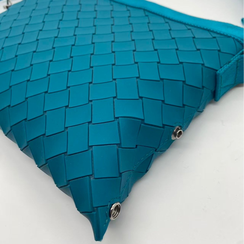 Bottega Veneta 湖水藍橡膠材質斜挎包，邊角有磨損泛黑帆布有泛黑-10