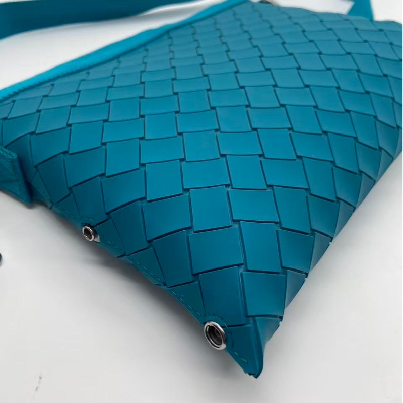 Bottega Veneta 湖水藍橡膠材質斜挎包，邊角有磨損泛黑帆布有泛黑-11