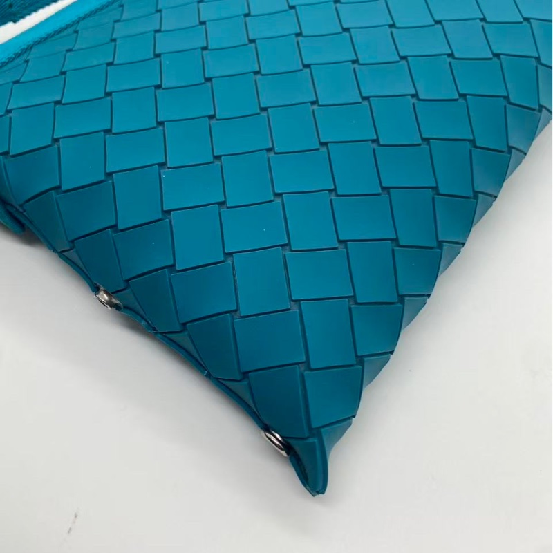 Bottega Veneta 湖水藍橡膠材質斜挎包，邊角有磨損泛黑帆布有泛黑-12