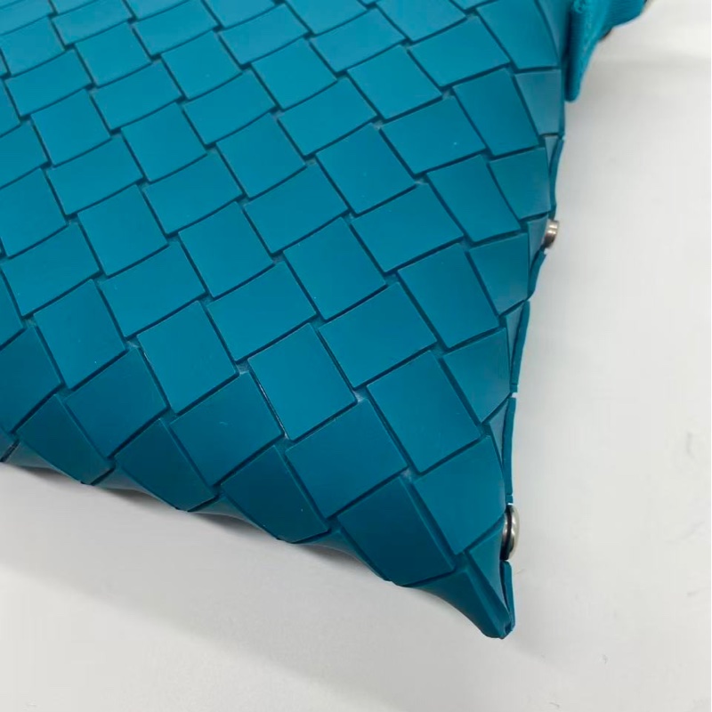 Bottega Veneta 湖水藍橡膠材質斜挎包，邊角有磨損泛黑帆布有泛黑-13