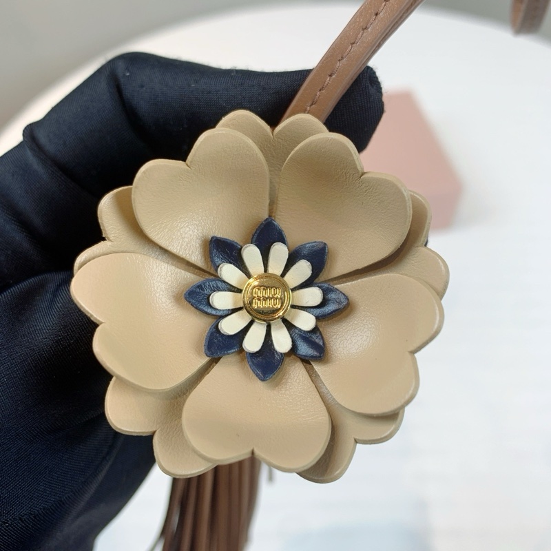 Mui Mui 拼皮花朵 袋上裝飾品 手機裝飾品-1