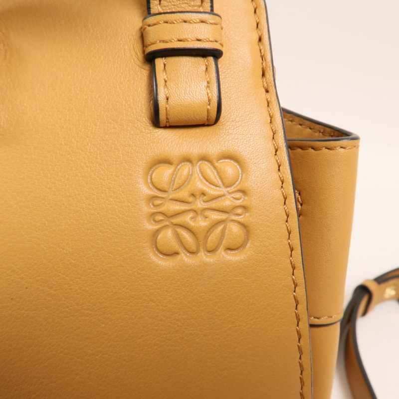 LOEWE 牛皮皮革Mini Hammock金扣手挽肩背兩用袋-15
