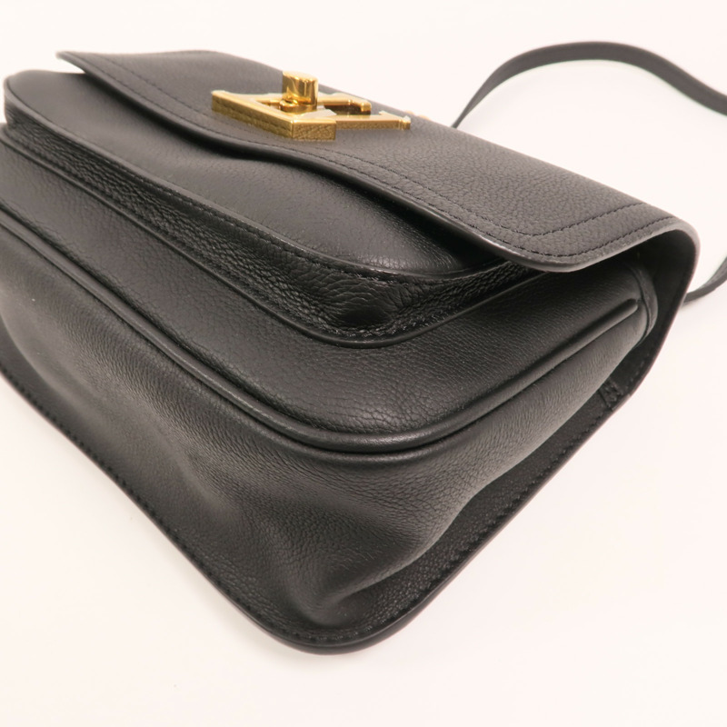 LOUIS VUITTON 牛皮皮革Lock Me金扣鏈帶肩背袋-7