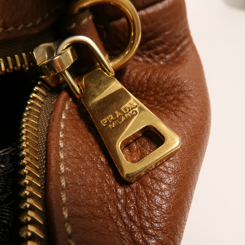 PRADA 牛皮皮革Bauletto Bag金扣肩背袋-14
