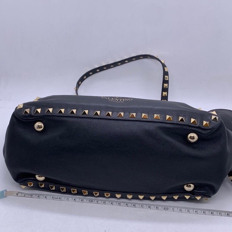 二手VALENTINO華倫天奴鉚釘黑色真皮托特包單肩包斜挎大容量包辦公包電腦包公文包,長27高20,邊角包身有划痕磨損-2