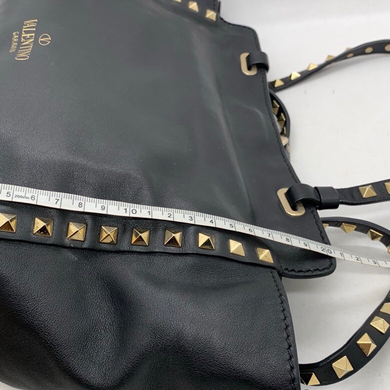 二手VALENTINO華倫天奴鉚釘黑色真皮托特包單肩包斜挎大容量包辦公包電腦包公文包,長27高20,邊角包身有划痕磨損-5
