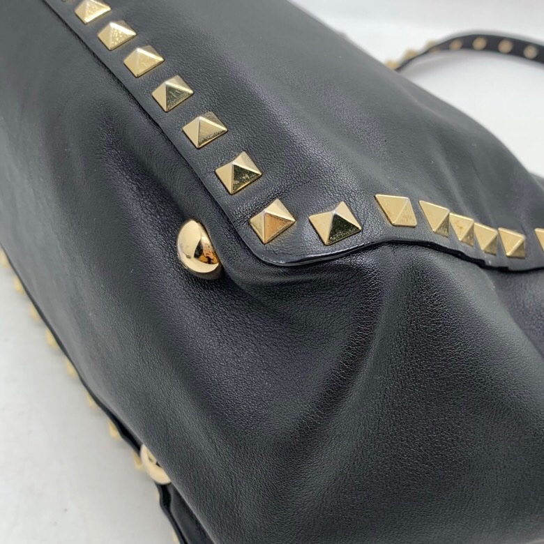 二手VALENTINO華倫天奴鉚釘黑色真皮托特包單肩包斜挎大容量包辦公包電腦包公文包,長27高20,邊角包身有划痕磨損-6
