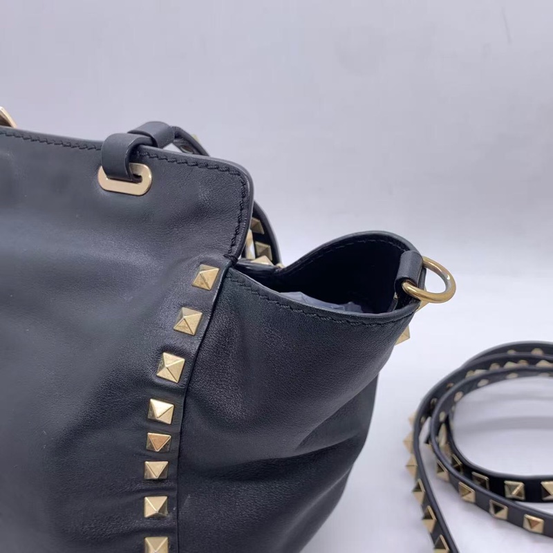 二手VALENTINO華倫天奴鉚釘黑色真皮托特包單肩包斜挎大容量包辦公包電腦包公文包,長27高20,邊角包身有划痕磨損-11