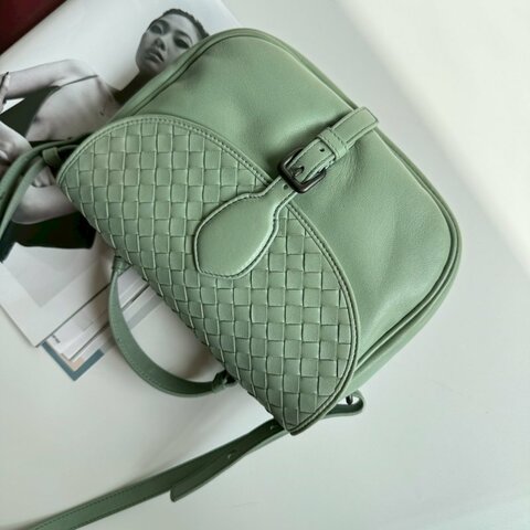 🎊雙面大容量 BV 湖水綠編織羊皮雙面背斜背包