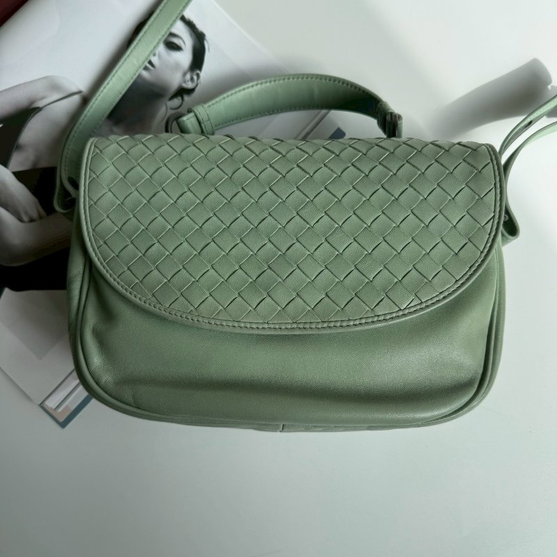 🎊雙面大容量 BV 湖水綠編織羊皮雙面背斜背包-1