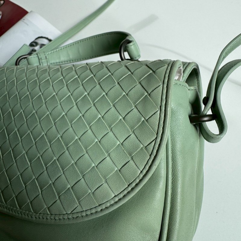 🎊雙面大容量 BV 湖水綠編織羊皮雙面背斜背包-16