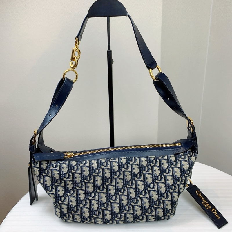 迪奧/Dior 中號 D-Journey 手袋 這款 D-Journey 手袋質地柔軟-0