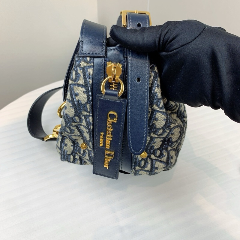 迪奧/Dior 中號 D-Journey 手袋 這款 D-Journey 手袋質地柔軟-3