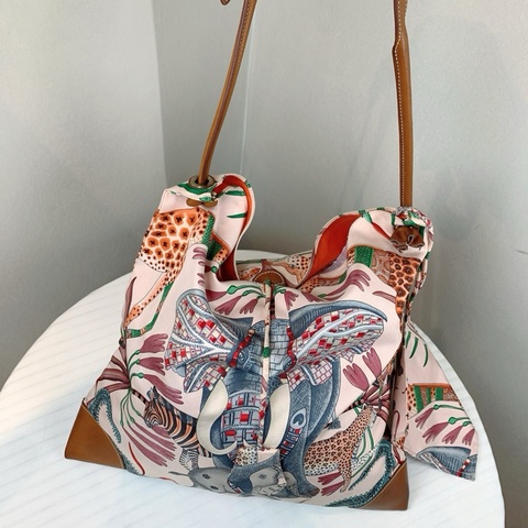 Hermes bag 動物圖案造型拼接啡色皮 尺寸39*1*39 配件 小錢包內袋