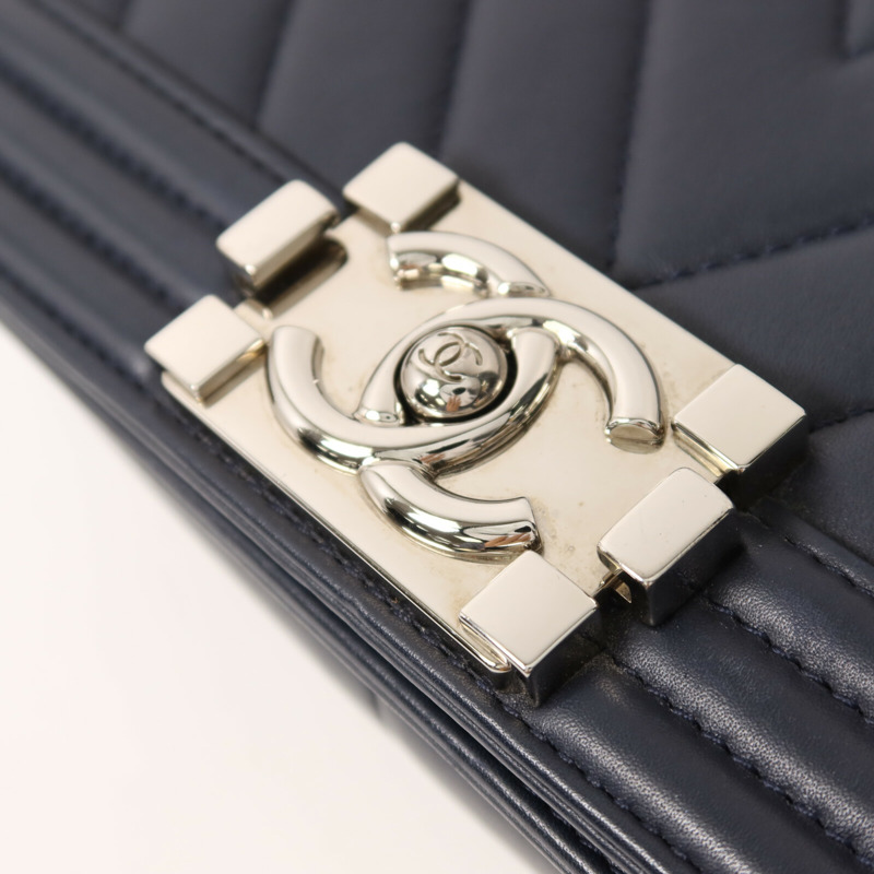 CHANEL 牛皮皮革Boy 20銀扣鏈帶肩背袋-10