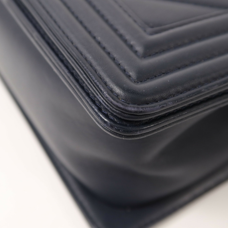 CHANEL 牛皮皮革Boy 20銀扣鏈帶肩背袋-12