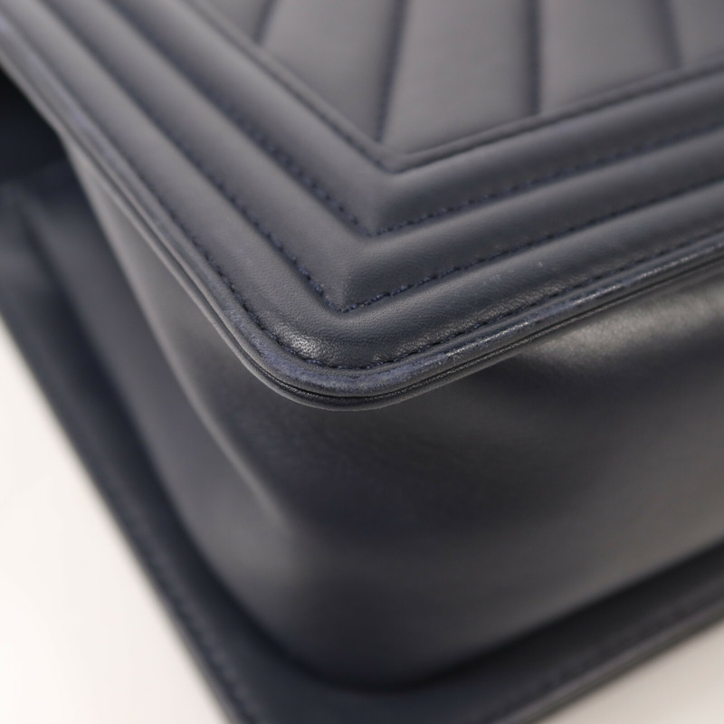 CHANEL 牛皮皮革Boy 20銀扣鏈帶肩背袋-13