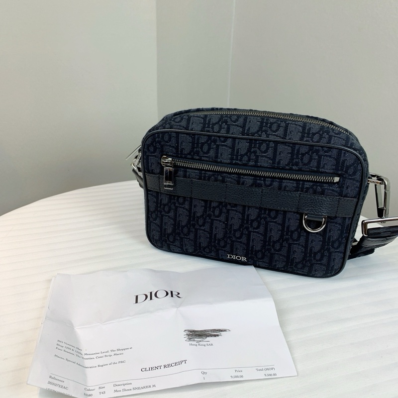 Dior黑色型格刺繡男裝包包 輕鬆日常配搭，簡單型格 尺寸：23*6*15 配件：收據-0