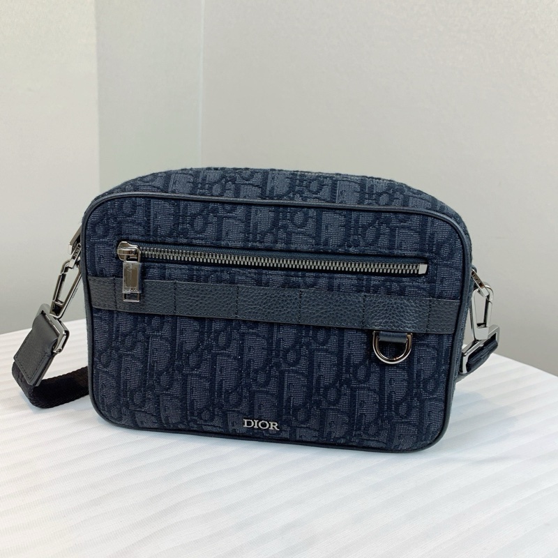 Dior黑色型格刺繡男裝包包 輕鬆日常配搭，簡單型格 尺寸：23*6*15 配件：收據-1