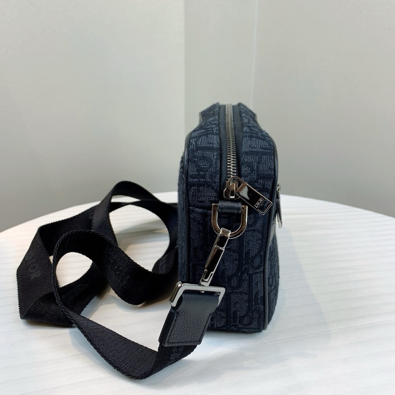 Dior黑色型格刺繡男裝包包 輕鬆日常配搭，簡單型格 尺寸：23*6*15 配件：收據-3