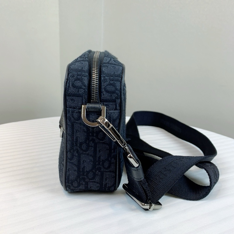 Dior黑色型格刺繡男裝包包 輕鬆日常配搭，簡單型格 尺寸：23*6*15 配件：收據-4