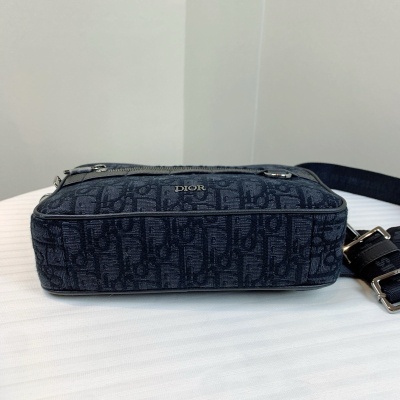 Dior黑色型格刺繡男裝包包 輕鬆日常配搭，簡單型格 尺寸：23*6*15 配件：收據-5