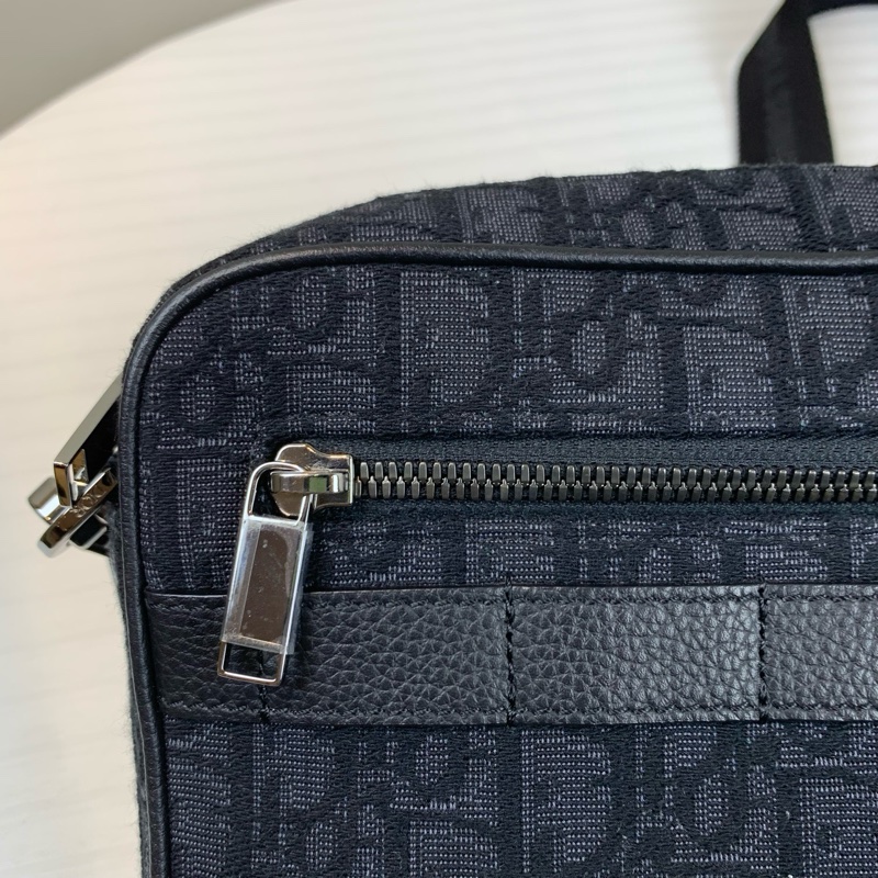 Dior黑色型格刺繡男裝包包 輕鬆日常配搭，簡單型格 尺寸：23*6*15 配件：收據-6