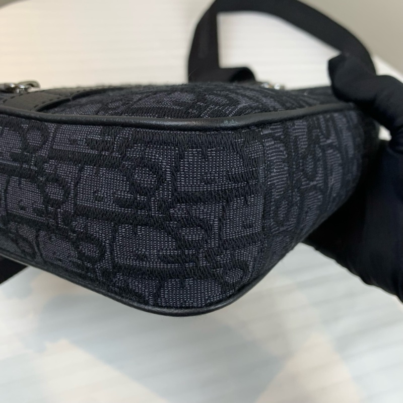 Dior黑色型格刺繡男裝包包 輕鬆日常配搭，簡單型格 尺寸：23*6*15 配件：收據-7