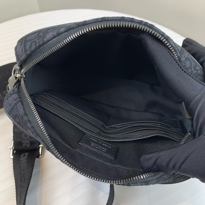 Dior黑色型格刺繡男裝包包 輕鬆日常配搭，簡單型格 尺寸：23*6*15 配件：收據-8