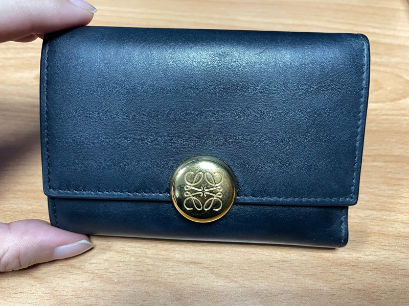 LOEWE Anagram Pebble三折直立短夾 黑/金釦  二手-2