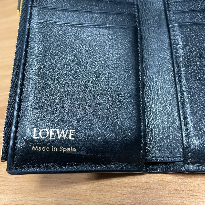 LOEWE Anagram Pebble三折直立短夾 黑/金釦  二手-4