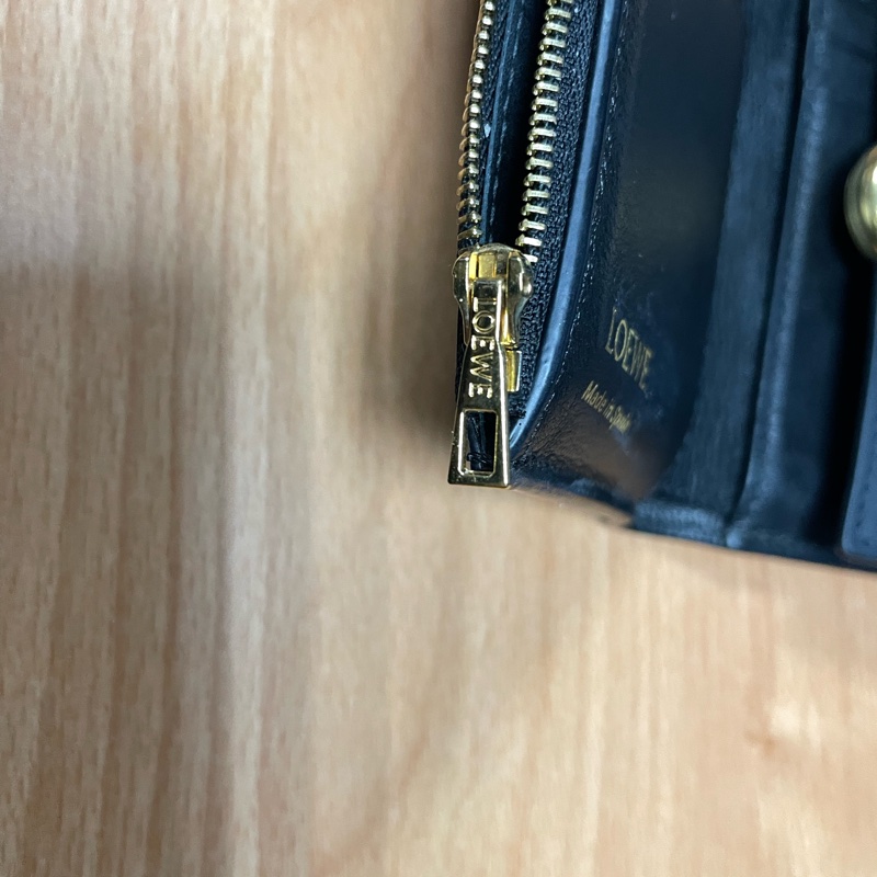 LOEWE Anagram Pebble三折直立短夾 黑/金釦  二手-9