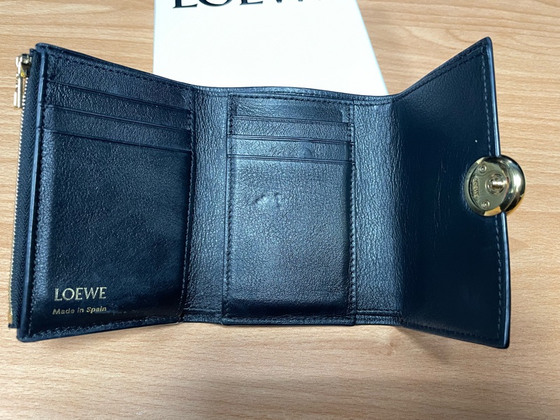 LOEWE Anagram Pebble三折直立短夾 黑/金釦  二手-12