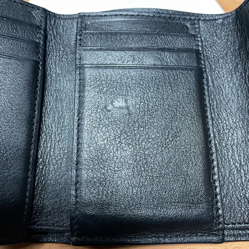 LOEWE Anagram Pebble三折直立短夾 黑/金釦  二手-16