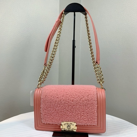 香奈兒/Chanel leboy羊羔毛 CHANEL 口蓋包 絨毛粉紅色小牛皮與金色金屬  羊羔毛