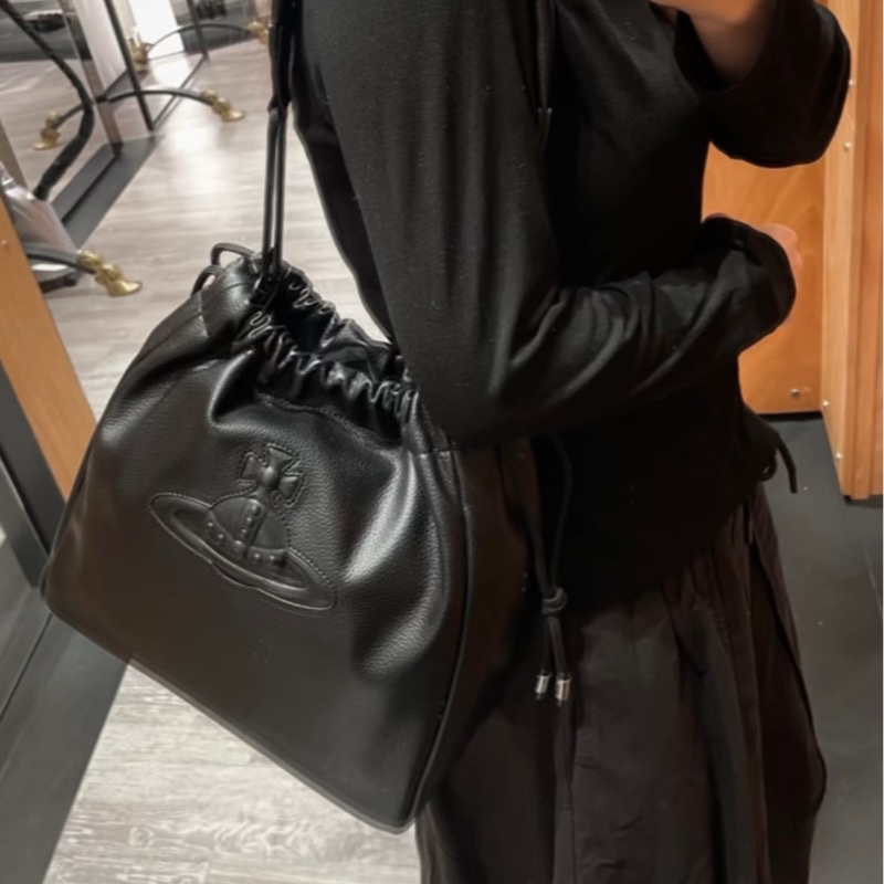 Vivienne Westwood 皮革抽繩包（超難搶手款）-1