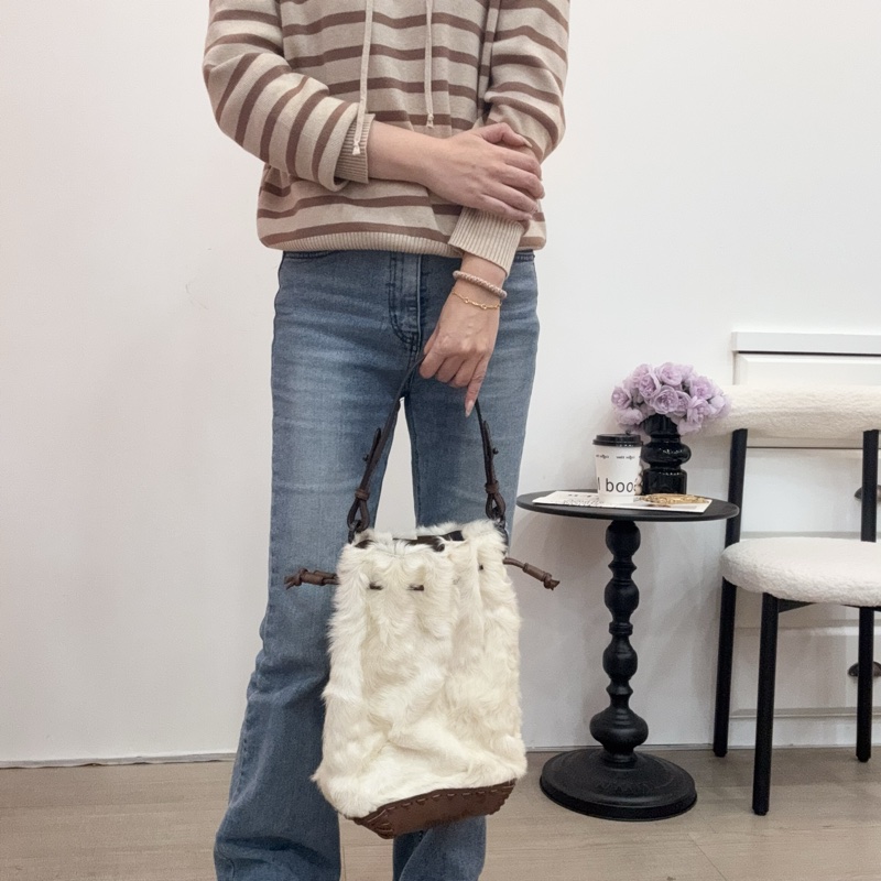 VALENTINO白色毛絨單肩包-1