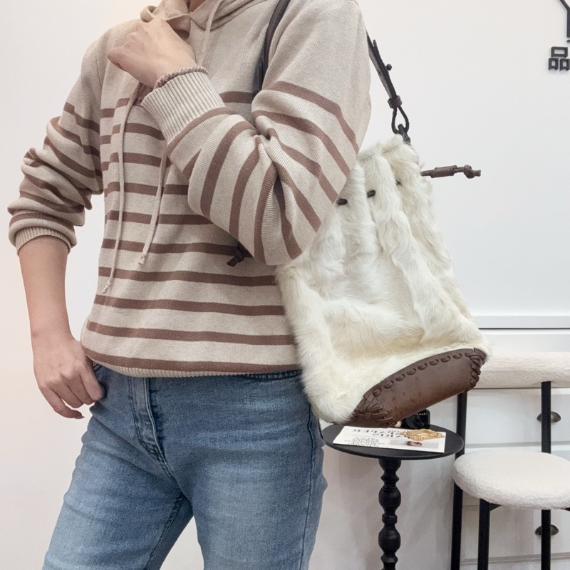 VALENTINO白色毛絨單肩包-2