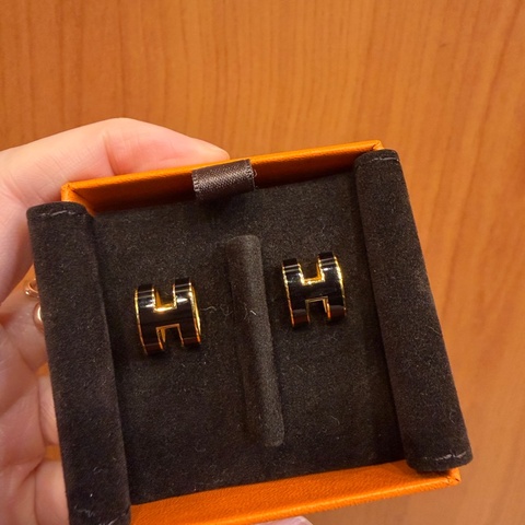 Hermes 黑琺瑯金色簍空H耳環