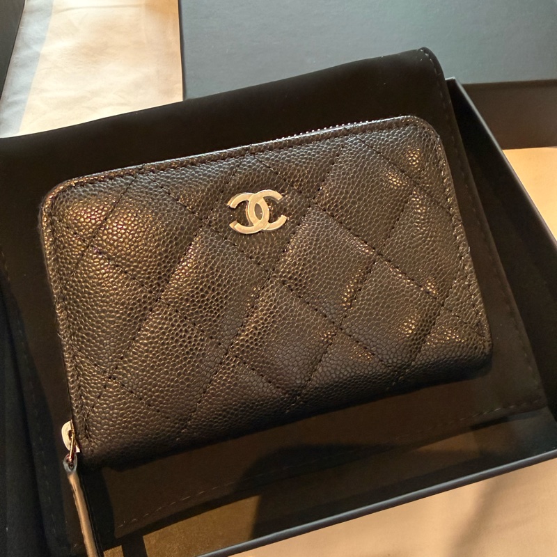 💖Chanel 加大 ㄇ字 拉鍊零錢包 黑金牛💖 全新全配-0