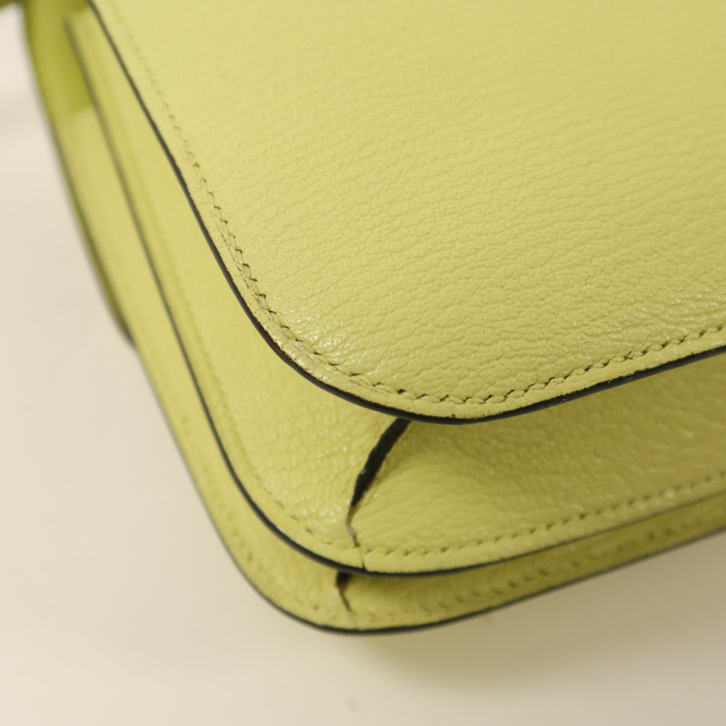 HERMES Chevre皮革Constance Mini銀扣肩背袋Jaune Bourgeon-11