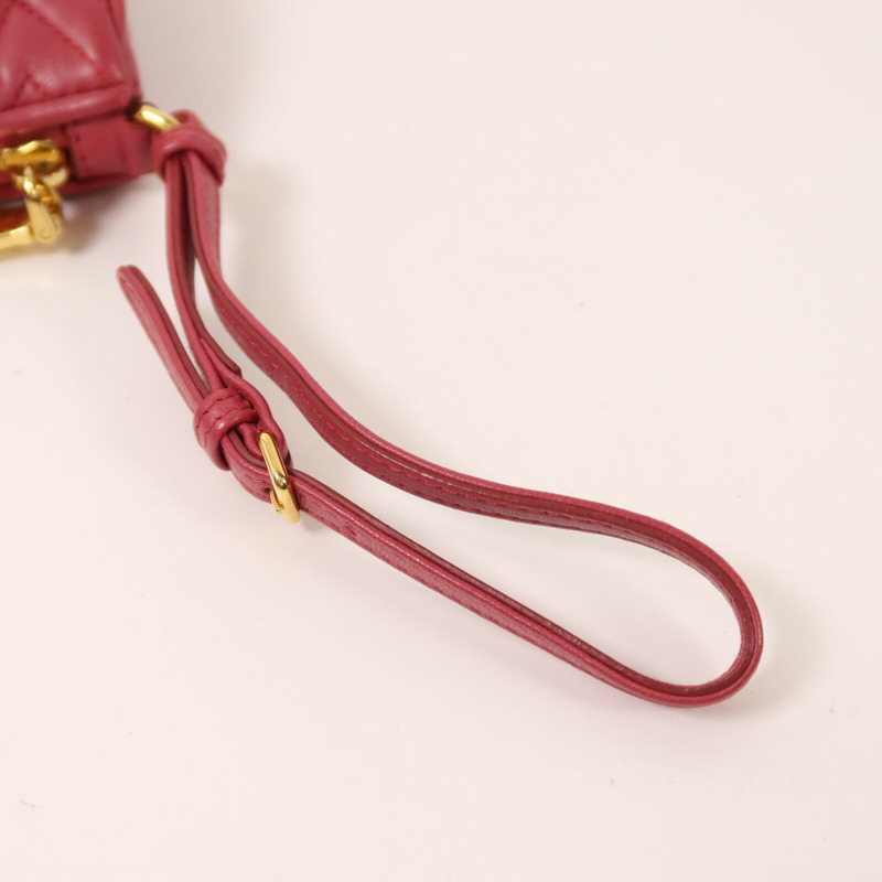Miu Miu 羊皮皮革Pouch金扣手拿包-6