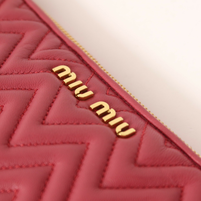 Miu Miu 羊皮皮革Pouch金扣手拿包-8