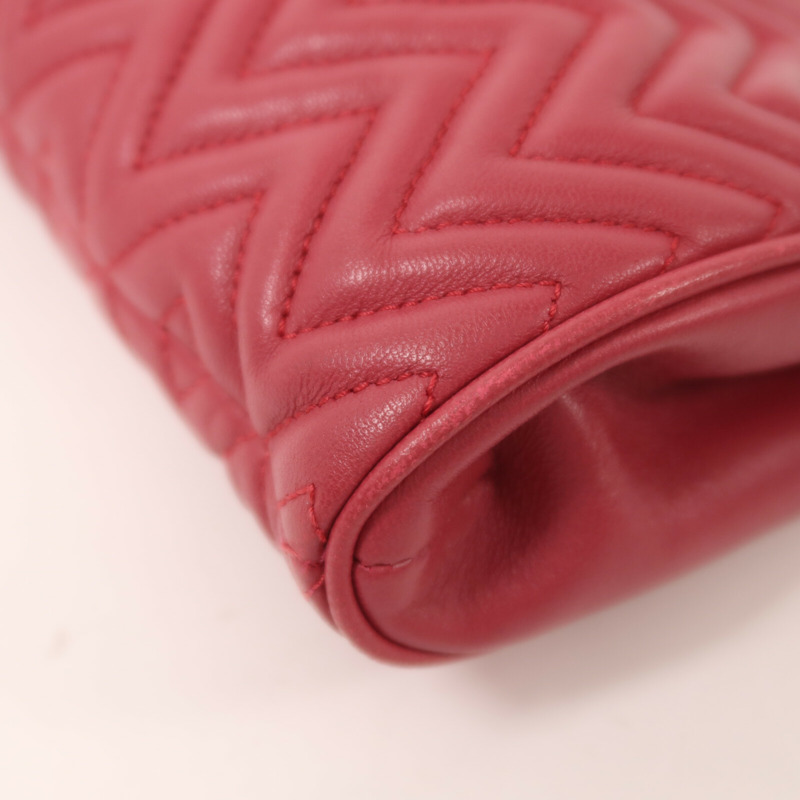 Miu Miu 羊皮皮革Pouch金扣手拿包-10